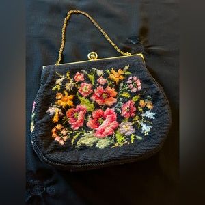 VTG Embroidered Cute Kiss Lock Gold tone metal chain purse. Unbranded.